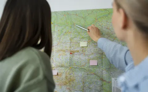 Spedytor: Kim jest? Poznaj rolę, obowiązki i zarobki