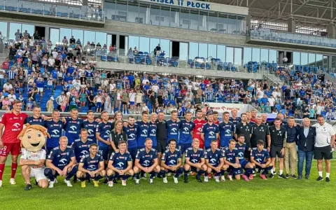 Drużyna Orlen Wisła Płock z kibicami na stadionie.