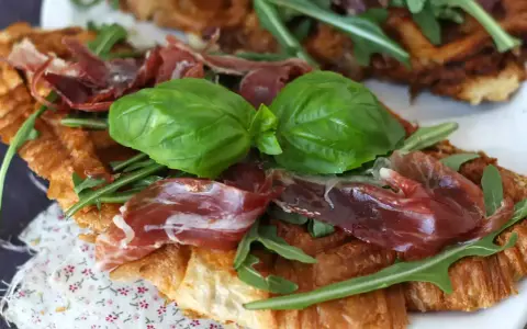 Croffle przepis: chrupiące ciasto z szynką parmeńską, rukolą i bazylią. Idealna przekąska!