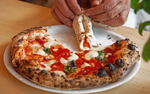 Jak jeść pizzę we Włoszech? Uniknij gaf i jedz jak miejscowy!
