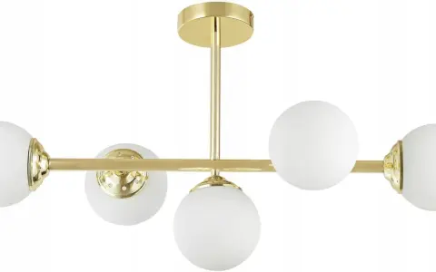 Elegancka lampa kule srebrna z pięcioma mlecznymi kloszami na złotym stelażu.