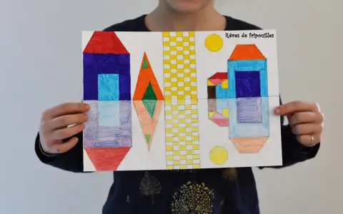 Une œuvre d'enfant illustrant la symétrie dans l'art, avec des formes géométriques colorées évoquant des maisons et des éléments abstraits, le tout dans un style ludique.