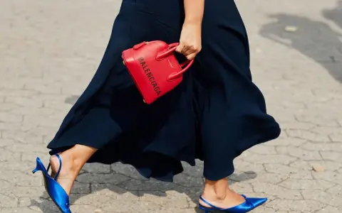 Eleganckie, granatowe buty z satyny i czerwona torebka Balenciaga. Idealne do granatowej sukienki.