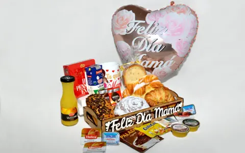 Una bandeja personalizada para mamá con café, jugo, pan, croissants y mermelada.