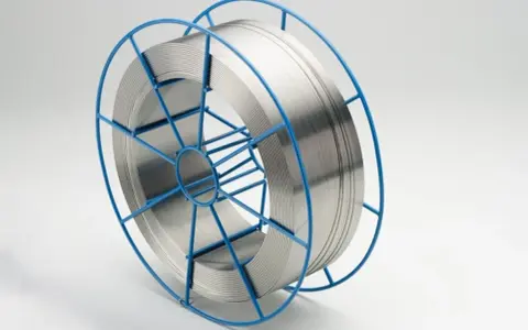Carrete azul con alambre para soldar acero inoxidable, listo para crear uniones fuertes y duraderas.