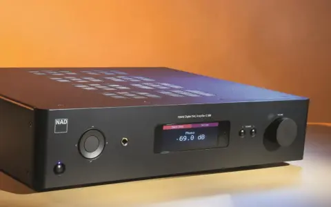 Wzmacniacz NAD C368 w teście. Elegancki, czarny sprzęt audio z wyświetlaczem pokazującym poziom głośności Phono -69.0 dB.