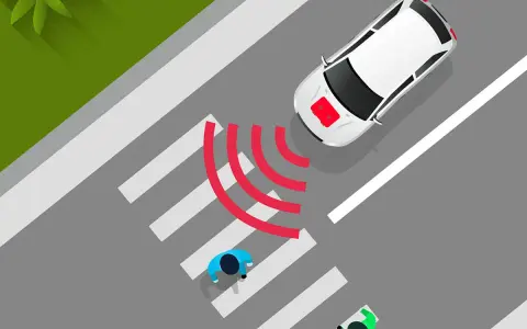 Coche eléctrico blanco se acerca a un paso de peatones. El sonido de los coches eléctricos es casi inaudible, pero las ondas rojas indican que detecta a los peatones.