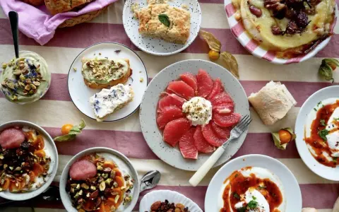 En lyxig frukost med yoghurt, frukt, avokadotoast och grapefrukt. En fest för ögat och magen!