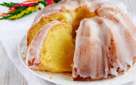 Pyszna babka jogurtowa, idealna na Wielkanoc. Ten przepis na szklanki jest prosty i szybki.