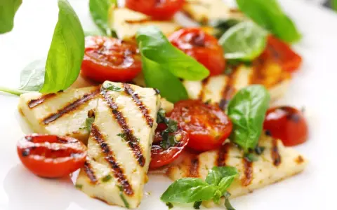 Jak zrobić ser halloumi na grillu, aby był idealnie chrupiący i smaczny