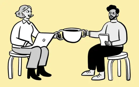 Dos personas sentadas, una con laptop y otra con papeles, comparten una taza de café. Podría ser una reunión para revisar la cuenta contable anticipo acreedores.