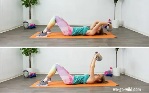 Frau trainiert Bauchmuskeln mit Kettlebell auf einer Matte.