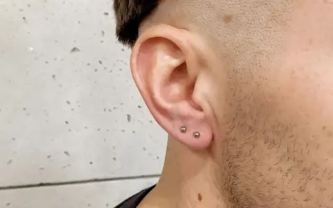 Dwa kolczyki w dolnej części ucha, idealnie pasujące do stylu. Ile goi się upper lobe?