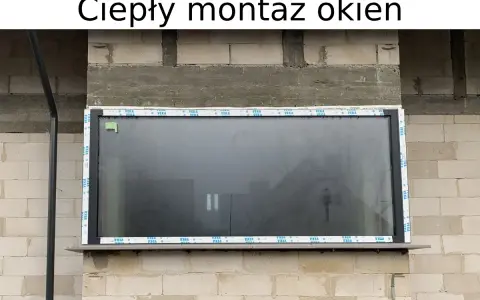 Nowe okno w trakcie ciepłego montażu okien. Widać taśmy uszczelniające VEKA.