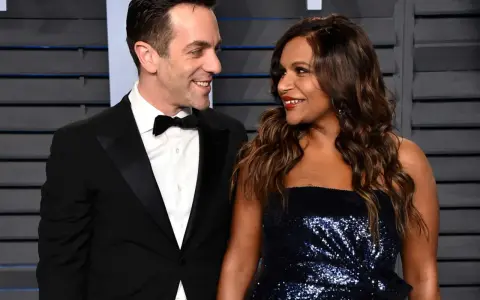 Mindy Kaling e BJ Novak, co-protagonisti di film e programmi TV, sorridono l'uno all'altra.