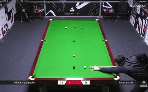 Gracz Umut Dikme celuje do bili podczas meczu snookera British Open. Wynik 38-68.