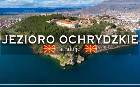 Widok na Jezioro Ochrydzkie z górami w tle, miastem na wzgórzu i twierdzą.