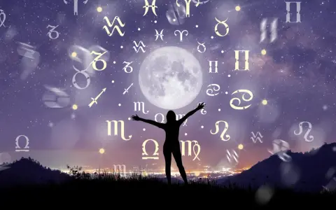 Sylwetka osoby z rozłożonymi rękami pod księżycem, otoczona znakami zodiaku. Znak zodiaku Rak od 22 czerwca do 22 lipca.