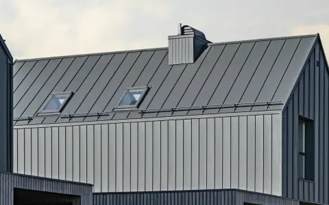 Nowoczesny dach z blachy na rąbek, z oknami dachowymi. Sprawdź blacha na rąbek cena m2.