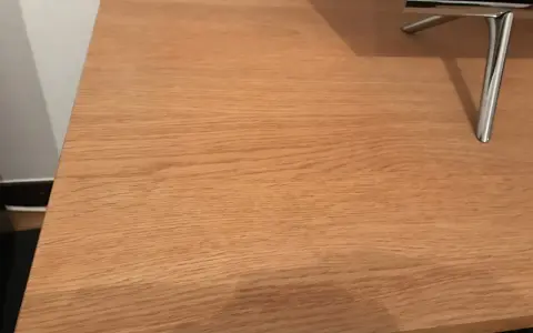 En slät yta av träfaner, redo att slipa för en perfekt finish.