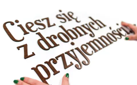Ciesz się z drobnych przyjemności – piękne drewniane napisy dekoracyjne, które dodadzą uroku każdemu wnętrzu.