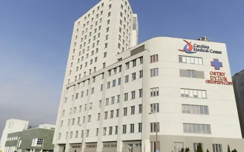 Nowoczesny budynek Carolina Medical Center z napisem "Ostry Dyżur Ortopedyczny".