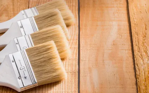 Brochas listas para barnizar madera. El acabado perfecto para tus proyectos.