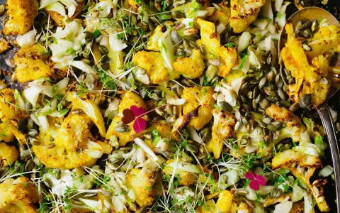 Ugnsrostad blomkål med pumpafrön och örter, en god rätt för att bli av med inflammation i kroppen.