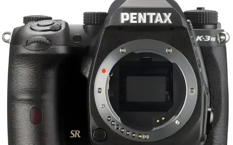Czarny aparat Pentax K-30 z widocznym bagnetem obiektywu i oznaczeniem "SR". Gotowy do uchwycenia wyjątkowych chwil.