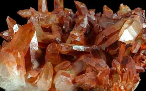 Cristalli di quarzo rosso, noti per le loro proprietà energizzanti e di radicamento. La loro bellezza naturale ispira forza e vitalità.