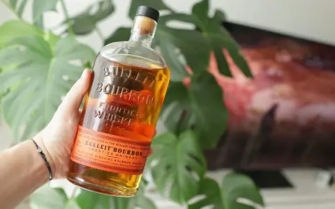 Bulleit Bourbon Frontier Whiskey, z czego jest zrobiony? Z kukurydzy i żyta, destylowany i starzony w tradycji rodziny Bulleit.