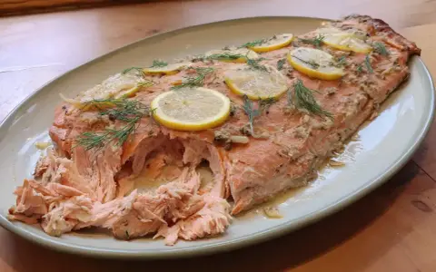 Saftig lax i ugn, toppad med citronskivor och färsk dill. Perfekt för en härlig middag.
