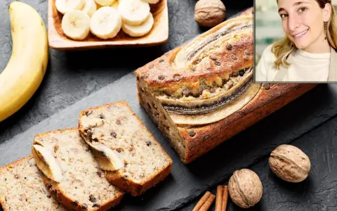 Un delicioso banana bread casero, con trozos de chocolate y plátano en rodajas, junto a nueces y canela.