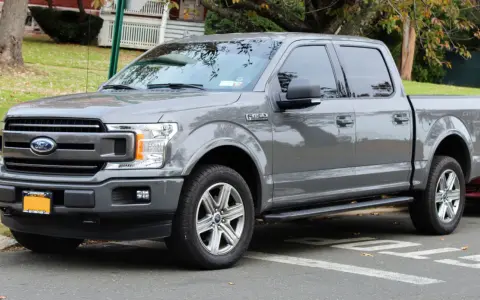 Szary Ford F-150 Sport stoi zaparkowany na ulicy, gotowy na jesienne przygody.