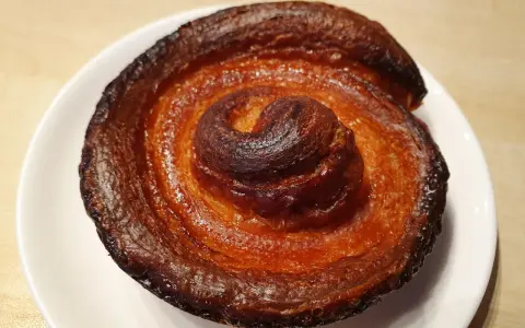Gâteau breton en forme de spirale, aux bords caramélisés. Une des spécialités du Finistère à déguster sans attendre.