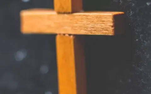 Krzyż św. Benedykta: Znaczenie, symbolika i duchowa ochrona