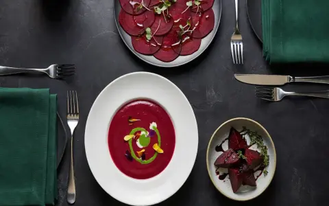 Un repas gastronomique met en vedette la betterave rouge sous diverses formes : en carpaccio, en velouté onctueux et en morceaux rôtis.