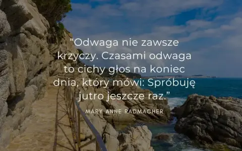 Kamienista ścieżka nad morzem z cytatem o odwadze.