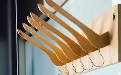 Jak wybrać wieszak na narty? Poradnik i DIY