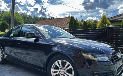 Czarne Audi A4 B8 2.0 TDI lśni w słońcu. Zastanawiasz się, ile oleju do Audi A4 B8 2.0 TDI potrzebujesz?