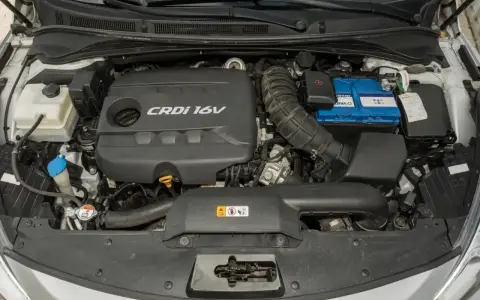 Silnik 1.7 CRDi 16V w komorze. Wiele osób szuka **1.7 CRDi opinie** przed zakupem.