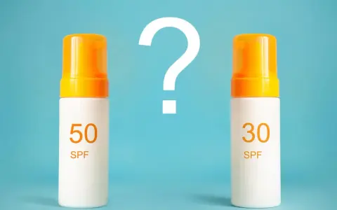 Dwie butelki kremu z filtrem: SPF 50 i SPF 30. Który wybrać? Sprawdź, spf co to znaczy i jak chronić skórę.