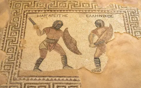 Antikes Mosaik zeigt zwei Gladiatoren im Kampf. Ein Gladiator mit Schild und Schwert, der andere mit einem Speer. Sie kämpfen, was ist ein Gladiator?
