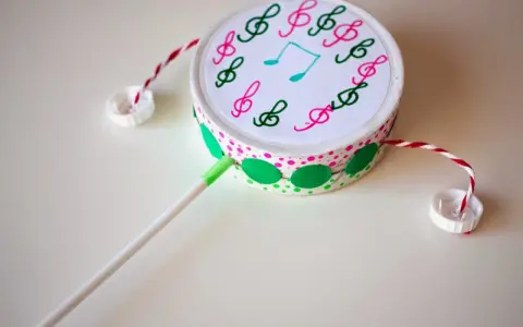 Tambor decorado con notas musicales, hecho con **instrumentos con materiales reciclados**. Ideal para crear música.