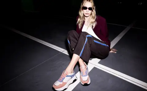 Moda audace: vestiti eleganti con scarpe da ginnastica colorate, per un look urbano e chic.