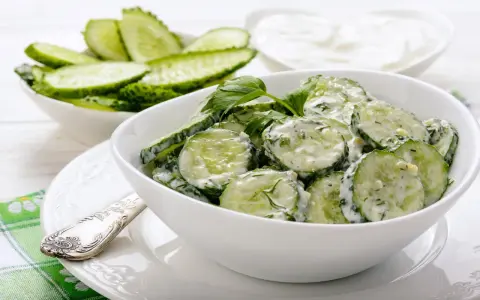 Lekka mizeria z ogórków w sosie jogurtowym, idealna na lato. Niskie mizeria kcal.