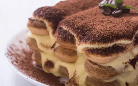 Pyszne tiramisu z kremem i kakao. Idealne biszkopty do tiramisu to podstawa tego klasycznego deseru.