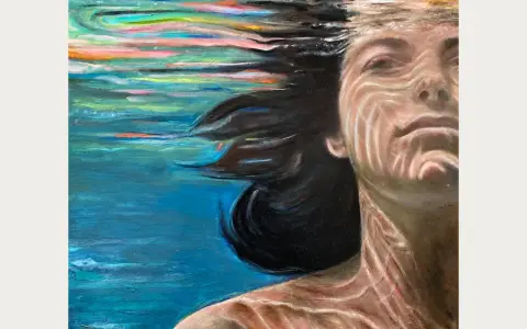 Visage d'une personne sous l'eau, cheveux noirs flottant, dans un fond marin aquarelle aux couleurs vives.