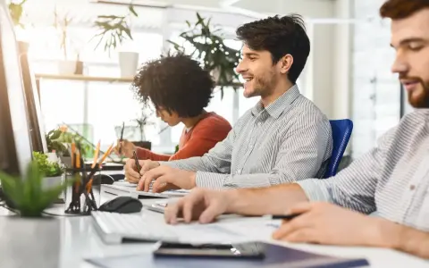 Zespół pracuje nad projektem, gdzie każdy tester oprogramowania skupia się na swoim zadaniu.