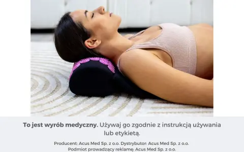 Kobieta leży na plecach z głową opartą na czarnym wałku z różowymi kolcami.